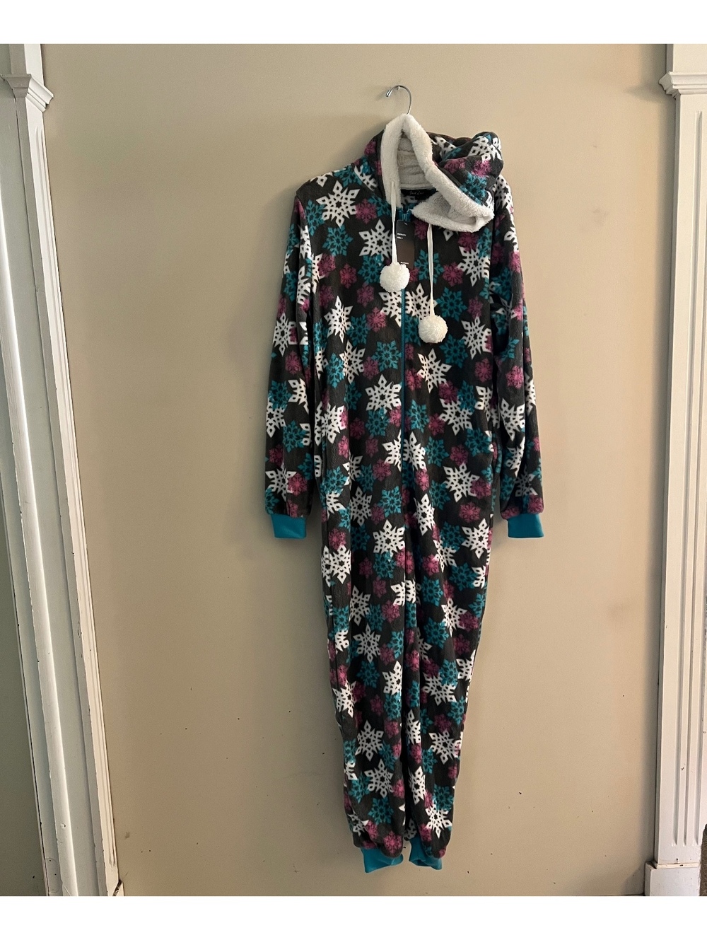 New Hooded Snowflake Gray pink onesie Woman’s Small Fulled zippered